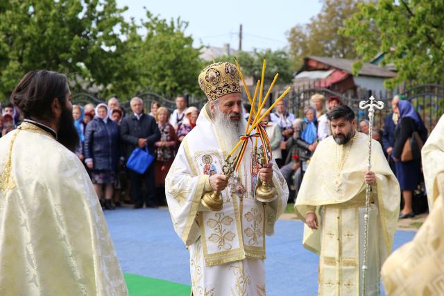 Paraclisul și noul așezământ al Parohiei Comarna de Sus, sfințite de IPS Mitropolit Teofan: „Purtătoare de viață este masa Sfântului Altar”