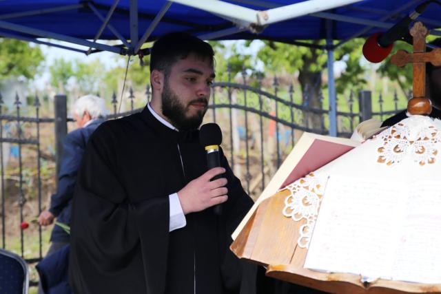 Paraclisul și noul așezământ al Parohiei Comarna de Sus, sfințite de IPS Mitropolit Teofan: „Purtătoare de viață este masa Sfântului Altar”
