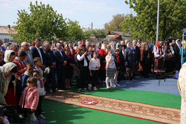 Paraclisul și noul așezământ al Parohiei Comarna de Sus, sfințite de IPS Mitropolit Teofan: „Purtătoare de viață este masa Sfântului Altar”