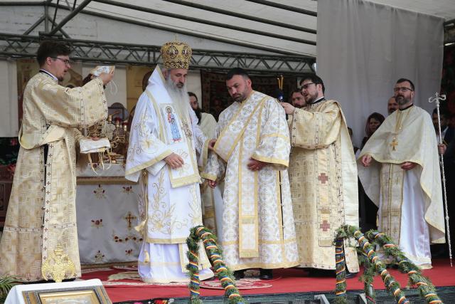 Paraclisul și noul așezământ al Parohiei Comarna de Sus, sfințite de IPS Mitropolit Teofan: „Purtătoare de viață este masa Sfântului Altar”