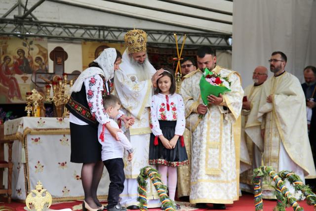 Paraclisul și noul așezământ al Parohiei Comarna de Sus, sfințite de IPS Mitropolit Teofan: „Purtătoare de viață este masa Sfântului Altar”