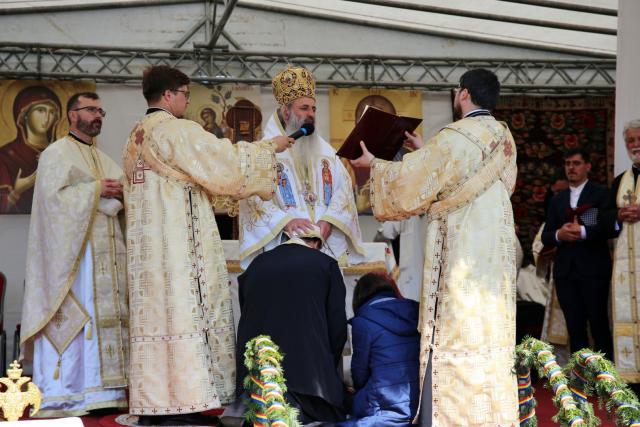 Paraclisul și noul așezământ al Parohiei Comarna de Sus, sfințite de IPS Mitropolit Teofan: „Purtătoare de viață este masa Sfântului Altar”