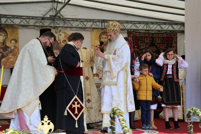 Paraclisul și noul așezământ al Parohiei Comarna de Sus, sfințite de IPS Mitropolit Teofan: „Purtătoare de viață este masa Sfântului Altar”