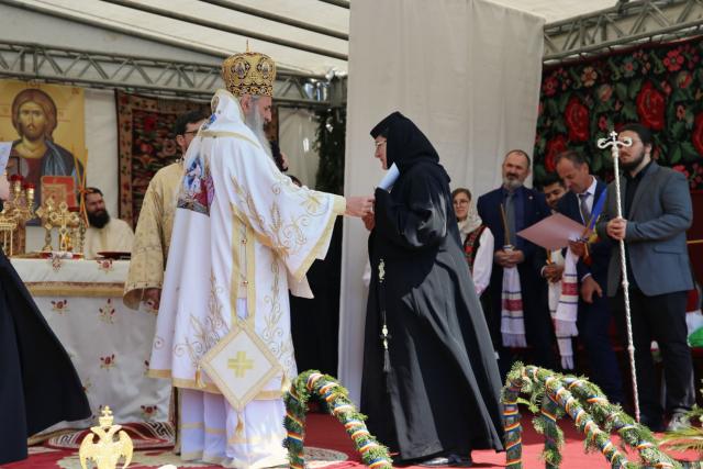Paraclisul și noul așezământ al Parohiei Comarna de Sus, sfințite de IPS Mitropolit Teofan: „Purtătoare de viață este masa Sfântului Altar”