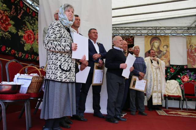 Paraclisul și noul așezământ al Parohiei Comarna de Sus, sfințite de IPS Mitropolit Teofan: „Purtătoare de viață este masa Sfântului Altar”