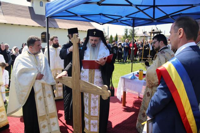 Paraclisul și noul așezământ al Parohiei Comarna de Sus, sfințite de IPS Mitropolit Teofan: „Purtătoare de viață este masa Sfântului Altar”