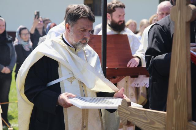 Paraclisul și noul așezământ al Parohiei Comarna de Sus, sfințite de IPS Mitropolit Teofan: „Purtătoare de viață este masa Sfântului Altar”