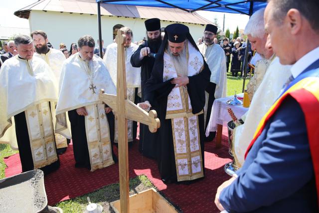 Paraclisul și noul așezământ al Parohiei Comarna de Sus, sfințite de IPS Mitropolit Teofan: „Purtătoare de viață este masa Sfântului Altar”