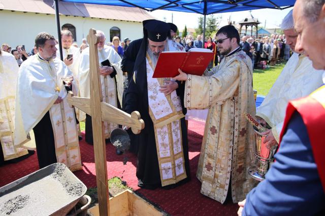 Paraclisul și noul așezământ al Parohiei Comarna de Sus, sfințite de IPS Mitropolit Teofan: „Purtătoare de viață este masa Sfântului Altar”