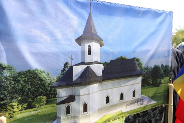 Paraclisul și noul așezământ al Parohiei Comarna de Sus, sfințite de IPS Mitropolit Teofan: „Purtătoare de viață este masa Sfântului Altar”