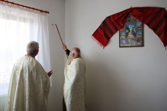 Paraclisul și noul așezământ al Parohiei Comarna de Sus, sfințite de IPS Mitropolit Teofan: „Purtătoare de viață este masa Sfântului Altar”