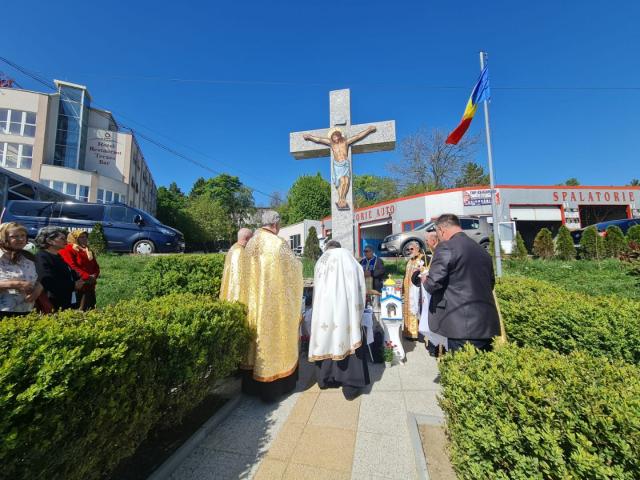 Troiță restaurată și sfințită la Botoșani: „Să luăm crucea și să îl urmăm pe Domnul nostru Iisus Hristos!”