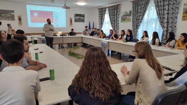 Voluntarii și animatorii taberelor „Copilărie și Credință 2022” din Episcopia Hușilor au participat la un training la Pădureni, în perioada 6-8 mai 2022