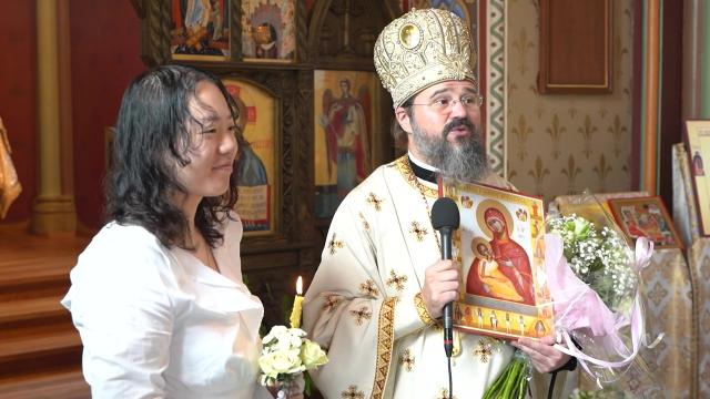 (Video) O chinezoaică a primit Botezul în biserica românească din Copenhaga. PS Macarie: „A fost îmbrăcată în Hristos”