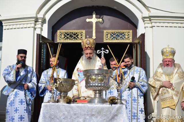 Cler și popor în rugăciune, de hramul Mănăstirii Neamț