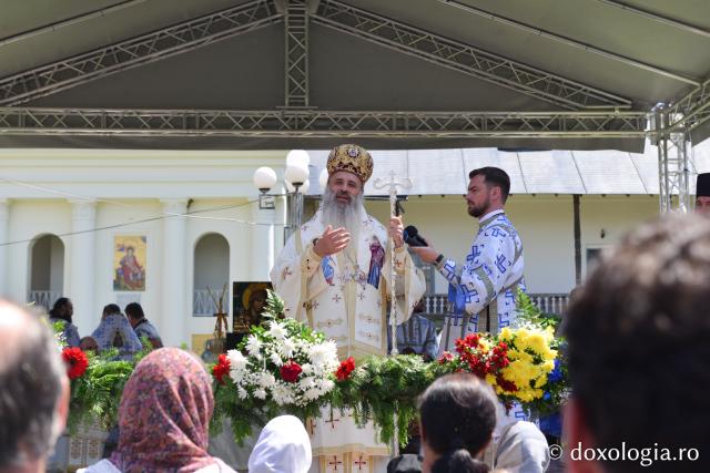 Cler și popor în rugăciune, de hramul Mănăstirii Neamț