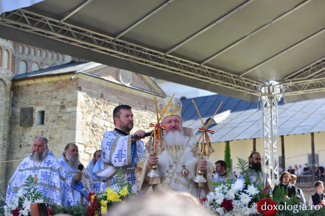 Cler și popor în rugăciune, de hramul Mănăstirii Neamț
