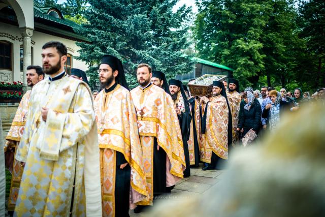 Racla cu moaștele Sfântului Mare Mucenic Ioan cel Nou de la Suceava a fost așezată spre închinare