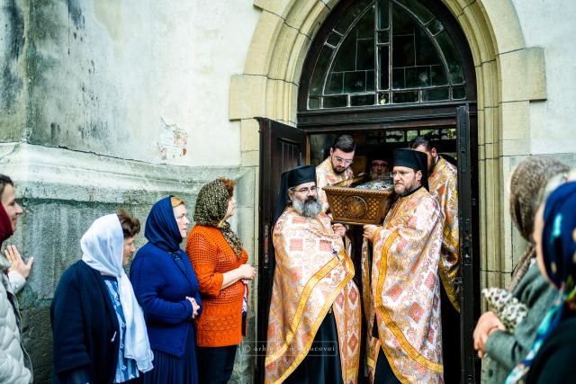 Racla cu moaștele Sfântului Mare Mucenic Ioan cel Nou de la Suceava a fost așezată spre închinare