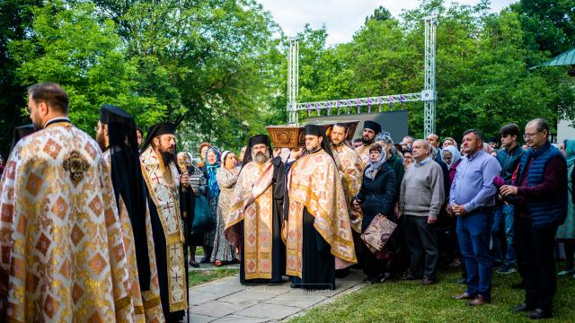 Racla cu moaștele Sfântului Mare Mucenic Ioan cel Nou de la Suceava a fost așezată spre închinare