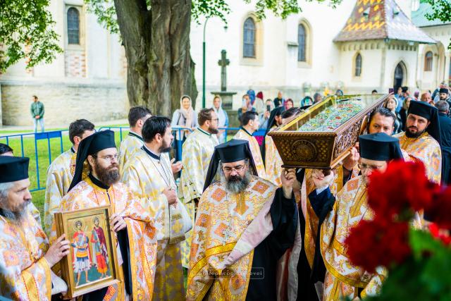 Racla cu moaștele Sfântului Mare Mucenic Ioan cel Nou de la Suceava a fost așezată spre închinare