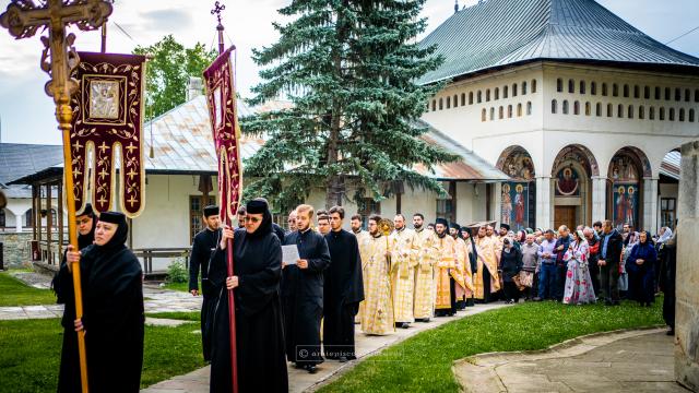Racla cu moaștele Sfântului Mare Mucenic Ioan cel Nou de la Suceava a fost așezată spre închinare