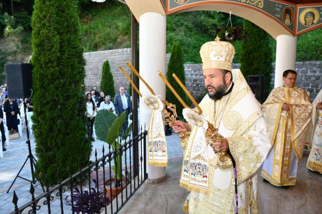 Duminica Tuturor Sfinţilor: Mănăstirea Piatra Scrisă și-a serbat hramul