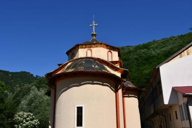 Duminica Tuturor Sfinţilor: Mănăstirea Piatra Scrisă și-a serbat hramul