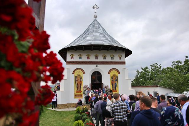 Un locaș închinat Sfintei Parascheva și Sfinților Arhangheli a fost târnosit de Mitropolitul Moldovei și Bucovinei