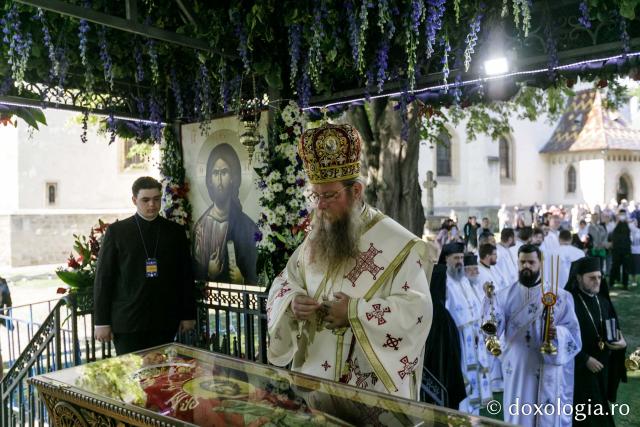 PS Părinte Andrei, către pelerinii Sfântului Ioan cel Nou: „Cine ne adună pe noi, dacă nu dragostea față de Dumnezeu și față de oameni?”