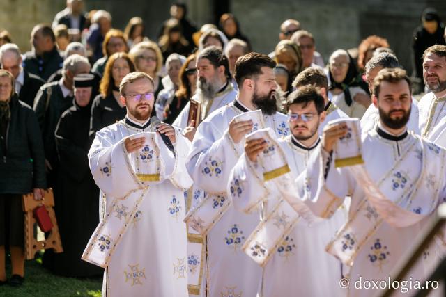 PS Părinte Andrei, către pelerinii Sfântului Ioan cel Nou: „Cine ne adună pe noi, dacă nu dragostea față de Dumnezeu și față de oameni?”