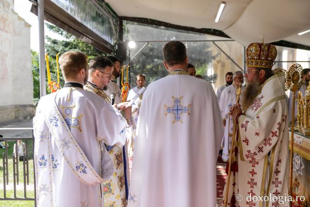 PS Părinte Andrei, către pelerinii Sfântului Ioan cel Nou: „Cine ne adună pe noi, dacă nu dragostea față de Dumnezeu și față de oameni?”