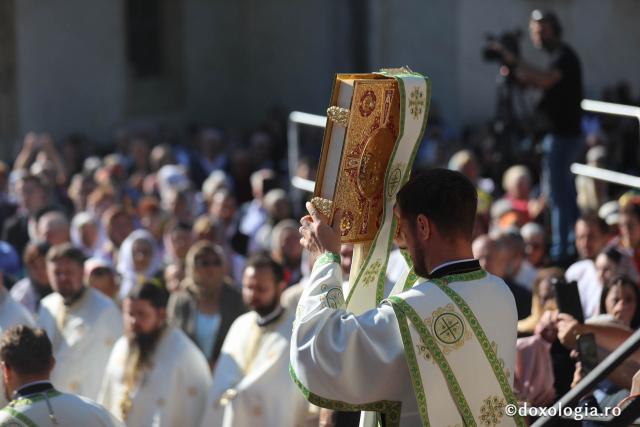 Zi de mare sărbătoare în cetatea Sucevei: credincioși din toate părțile țării, uniți în duh și rugăciune la hramul Sfântului Ioan cel Nou
