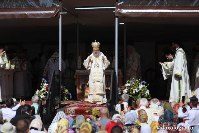 Zi de mare sărbătoare în cetatea Sucevei: credincioși din toate părțile țării, uniți în duh și rugăciune la hramul Sfântului Ioan cel Nou