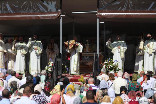 Zi de mare sărbătoare în cetatea Sucevei: credincioși din toate părțile țării, uniți în duh și rugăciune la hramul Sfântului Ioan cel Nou