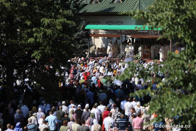 Zi de mare sărbătoare în cetatea Sucevei: credincioși din toate părțile țării, uniți în duh și rugăciune la hramul Sfântului Ioan cel Nou