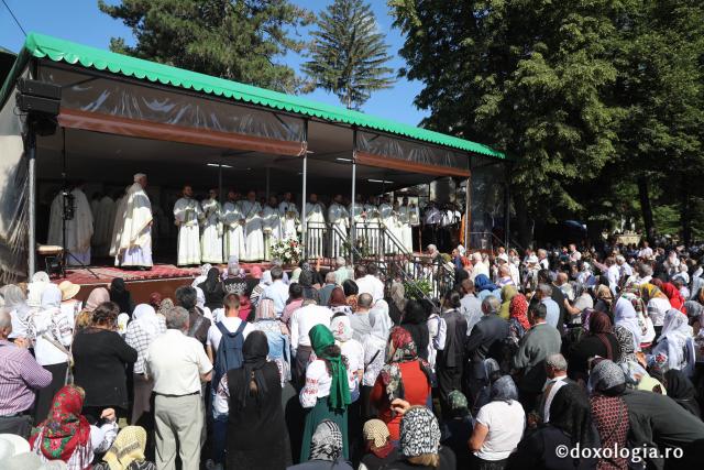 Zi de mare sărbătoare în cetatea Sucevei: credincioși din toate părțile țării, uniți în duh și rugăciune la hramul Sfântului Ioan cel Nou
