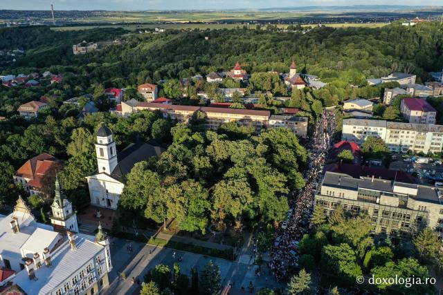 „Calea Sfinților” pe străzile Sucevei: peste 10000 de pelerini au participat la procesiunea cu moaștele Sfântului Ioan cel Nou #HramSuceava2022