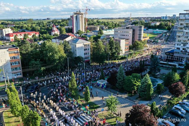 „Calea Sfinților” pe străzile Sucevei: peste 10000 de pelerini au participat la procesiunea cu moaștele Sfântului Ioan cel Nou #HramSuceava2022