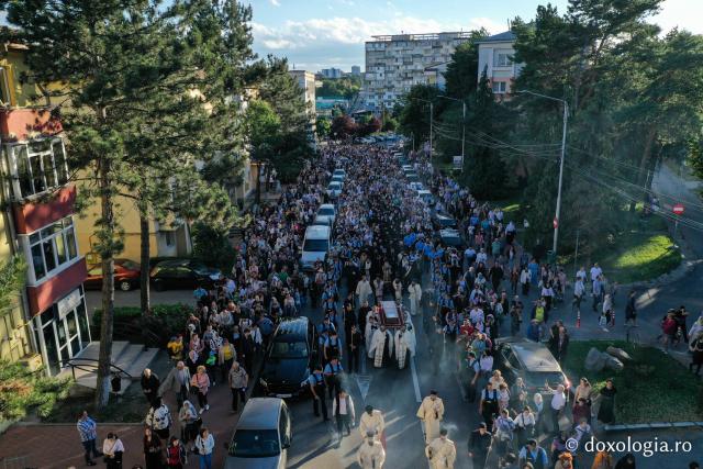 „Calea Sfinților” pe străzile Sucevei: peste 10000 de pelerini au participat la procesiunea cu moaștele Sfântului Ioan cel Nou #HramSuceava2022