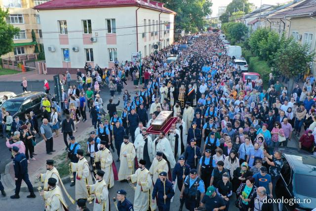 „Calea Sfinților” pe străzile Sucevei: peste 10000 de pelerini au participat la procesiunea cu moaștele Sfântului Ioan cel Nou #HramSuceava2022