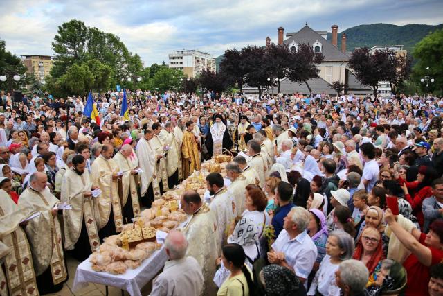 Nașterea Sfântului Ioan Botezătorul, sărbătoarea orașului de la poalele Pietricicăi: mii de oameni, împreună cu sfinții prin Piatra Neamț