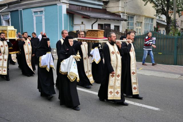 (Video) Orașul Piatra Neamț, în straie de sărbătoare: moaștele Sfinților Ioan Botezătorul și Gheorghe Pelerinul, în procesiune prin municipiu