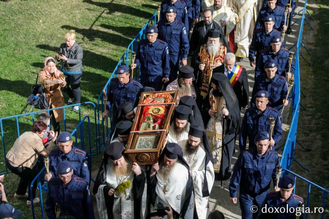 „Calea Sfinților” pe străzile Sucevei: peste 10000 de pelerini au participat la procesiunea cu moaștele Sfântului Ioan cel Nou #HramSuceava2022