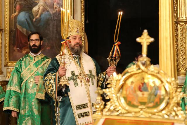 Praznicul Cincizecimii, la Catedrala din Iași: „Venirea Sfântului Duh acum înseamnă îndumnezeirea omului”