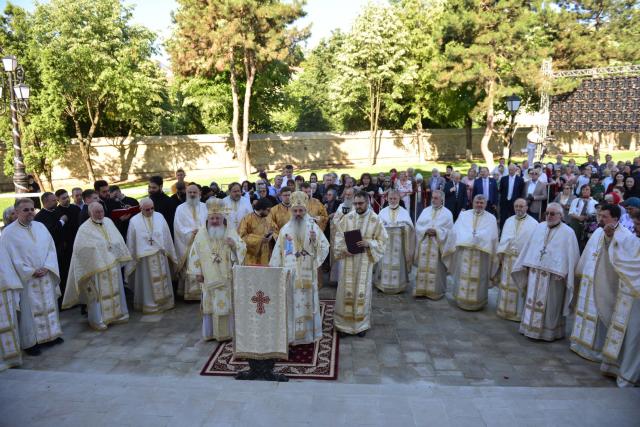 Moment istoric la Iași: În Duminica Tuturor Sfinților, Biserica Bărboi a primit din nou haină luminoasă