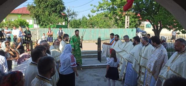 Sfințire de ansamblu parohial la Biserica „Sfânta Treime” Stornești