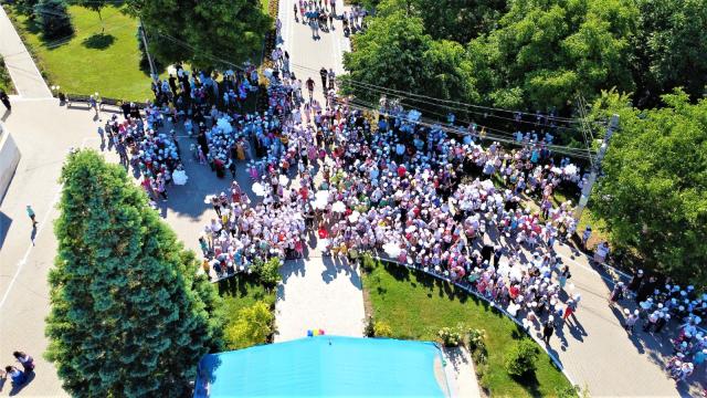 (Video) Episcopia Hușilor a întâmpinat peste 1500 de copii din medii defavorizate, la evenimentul „Bun venit copilărie”