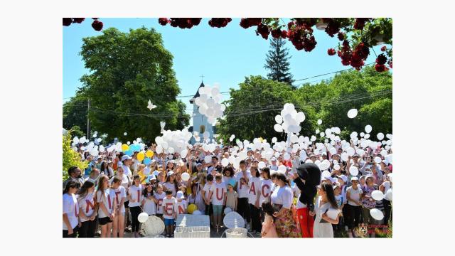 „Uniți pentru pace”: peste 1.500 de copii în curtea Catedralei Episcopale din Huși