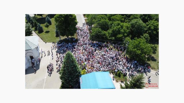 „Uniți pentru pace”: peste 1.500 de copii în curtea Catedralei Episcopale din Huși